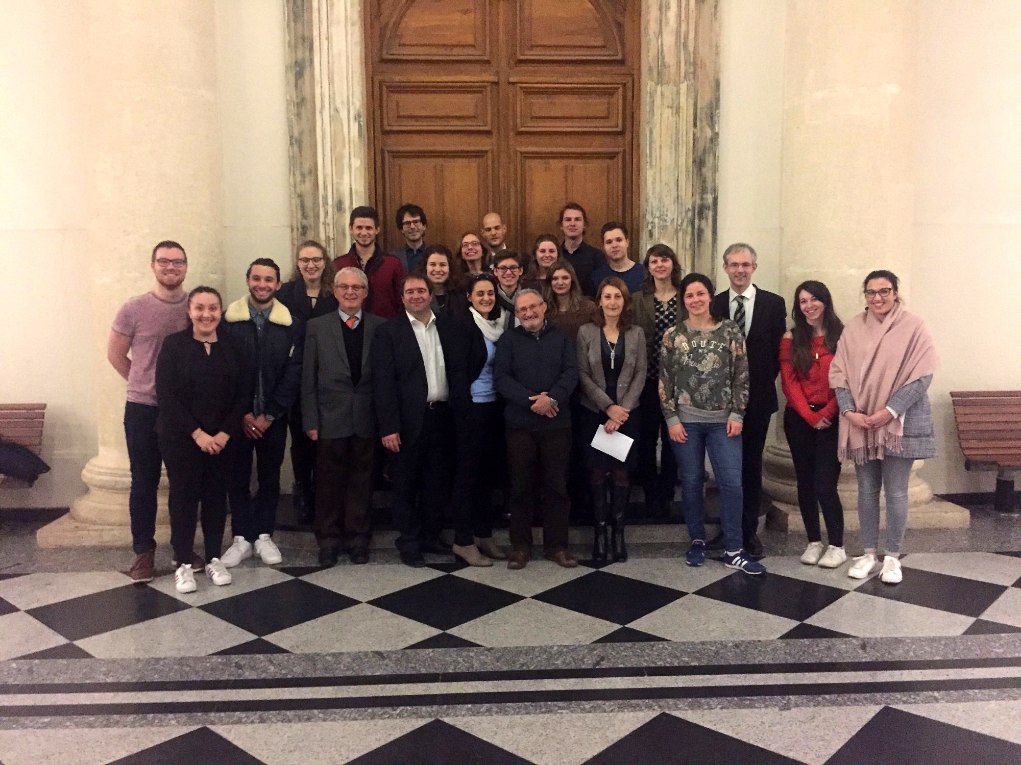 Gruppenfoto im Gericht von Saint-Etienne