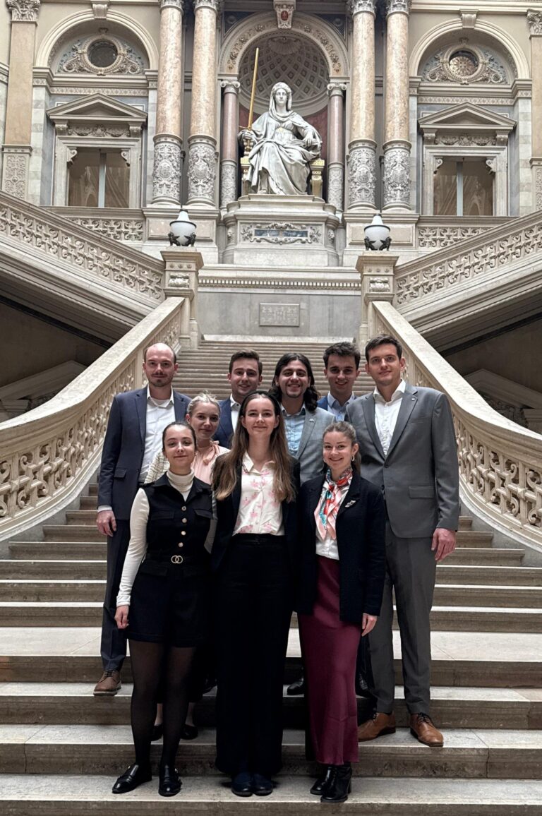 Dritte „honorable mention“ in Folge für das Team Erlangen beim 32. Vis Moot 2024/25