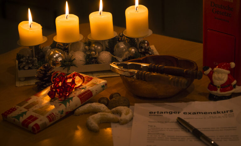 Der Fachbereich Rechtswissenschaft wünscht frohe Weihnachten und ein gutes neues Jahr